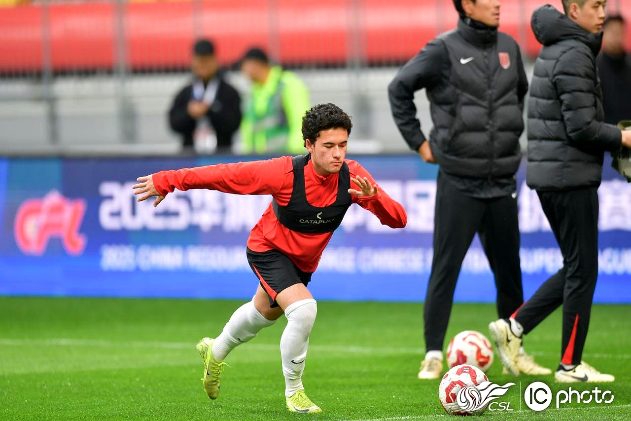 成都蓉城发布备战花絮；赛前队长鼓劲；荷甲任务艰巨；赛季目标并未改变的简单介绍