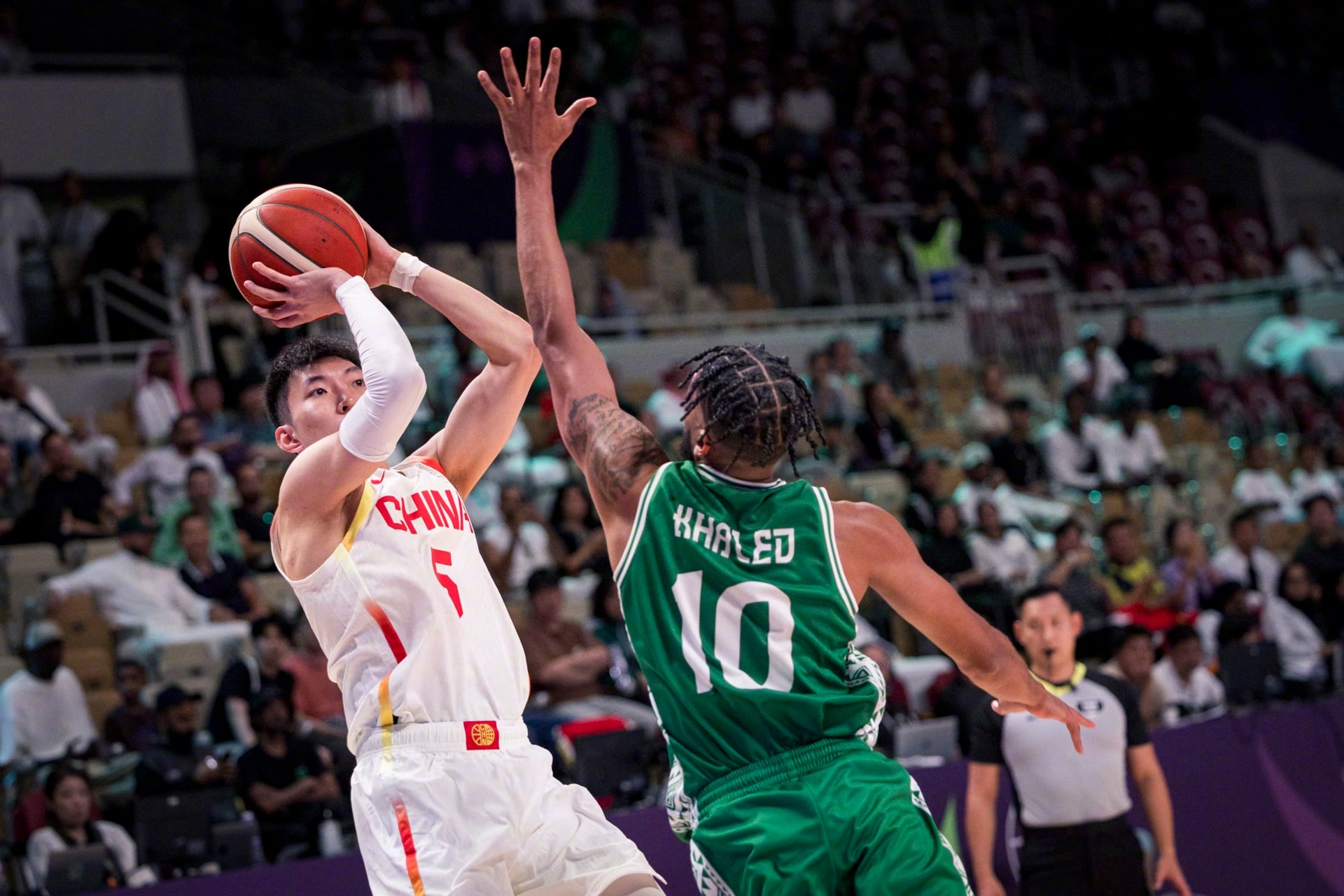 包含今晚突围战来临；深圳男篮围绕欧超杯主帅复盘；悬念犹存；年轻球员得到机会的词条